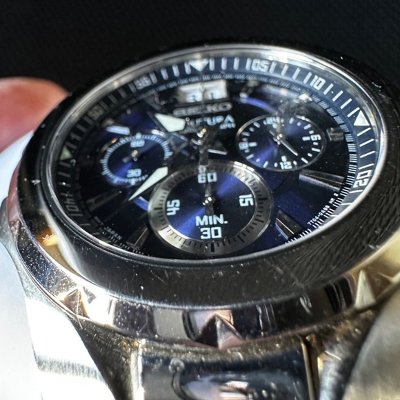 Seiko Black and Silver Men's Watch - Picture 2 of 5